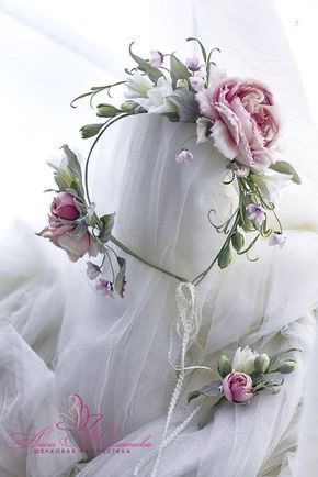 Vestido de noiva com flores 3D bordadas