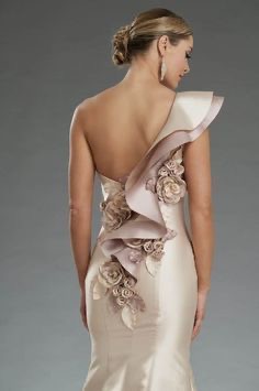 Vestido azul com flores no ombro